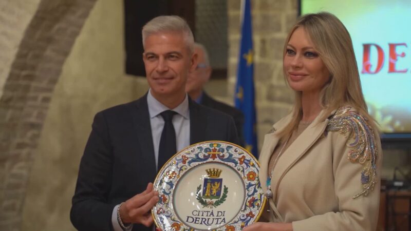 Acceso l’albero in ceramica più grande del mondo