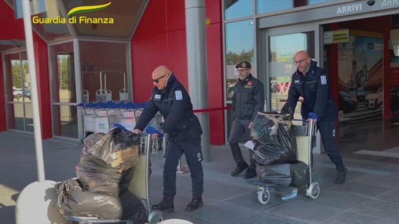 Guardia Finanza distrugge merci false e tabacchi sequestrati aeroporto