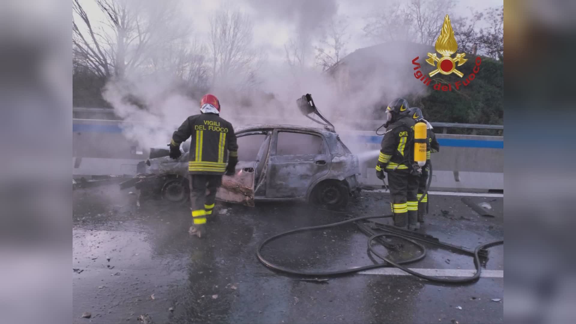 Auto a fuoco sul raccordo Perugia-Bettole, quattro feriti