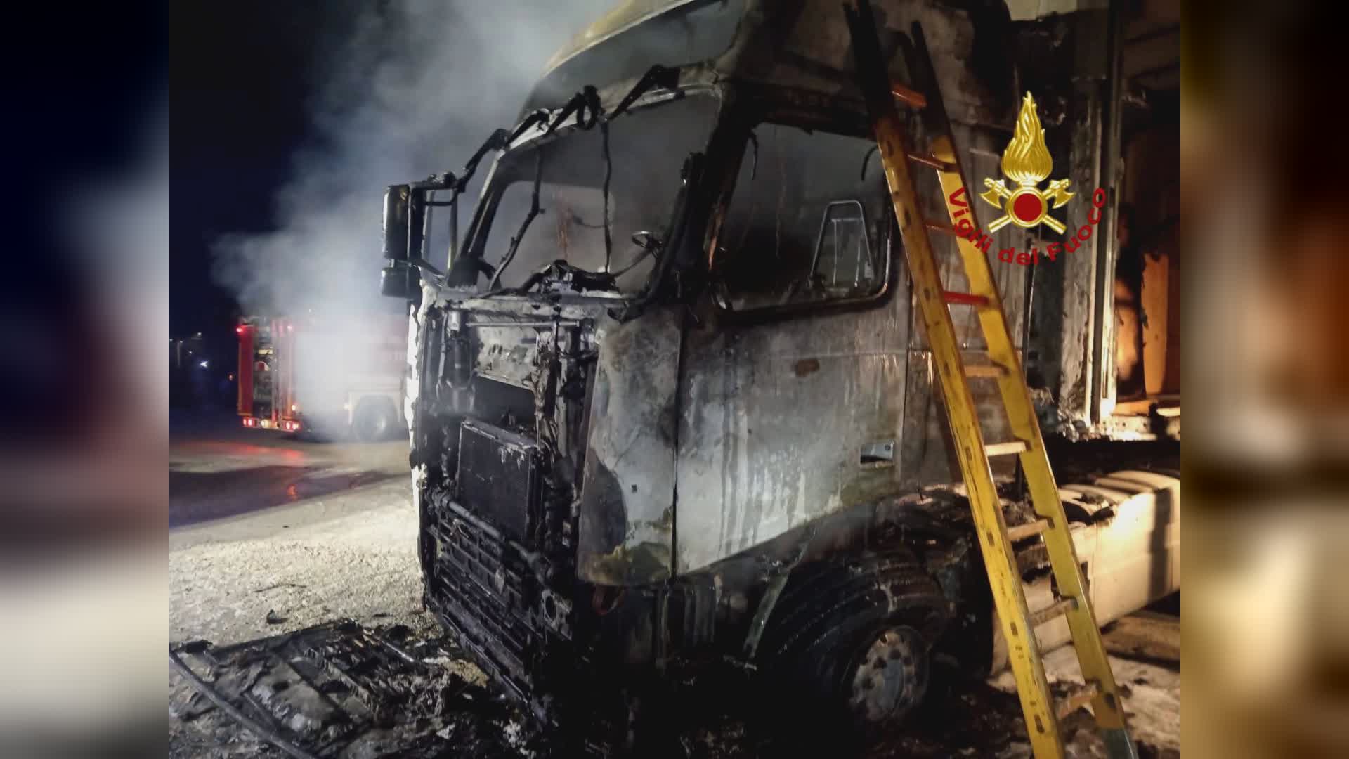 Camion in sosta in fiamme, paura nei pressi di un distributore benzina