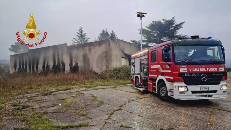 Ex “Red Zone” in fiamme: spegnimento incendio in corso