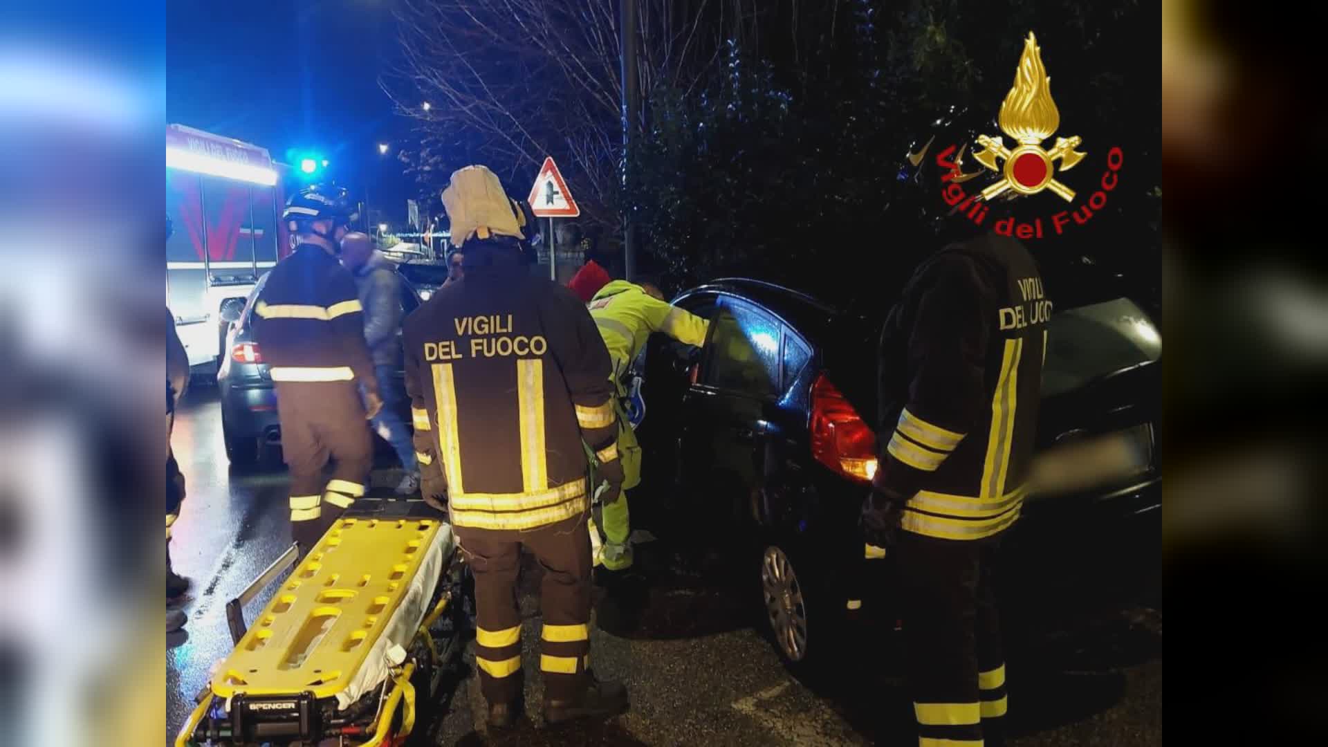 Incidente stradale in via Roma: auto esce di strada