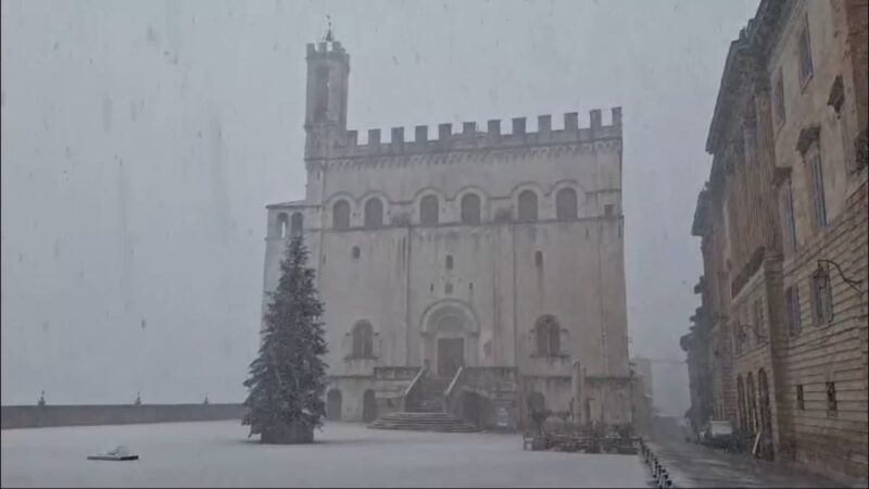 Neve in Umbria, Gubbio si risveglia imbiancata…