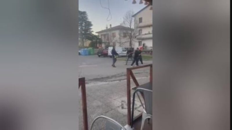 Poliziotti aggrediti, il video del Coisp: «Un agente ha lesioni serie»