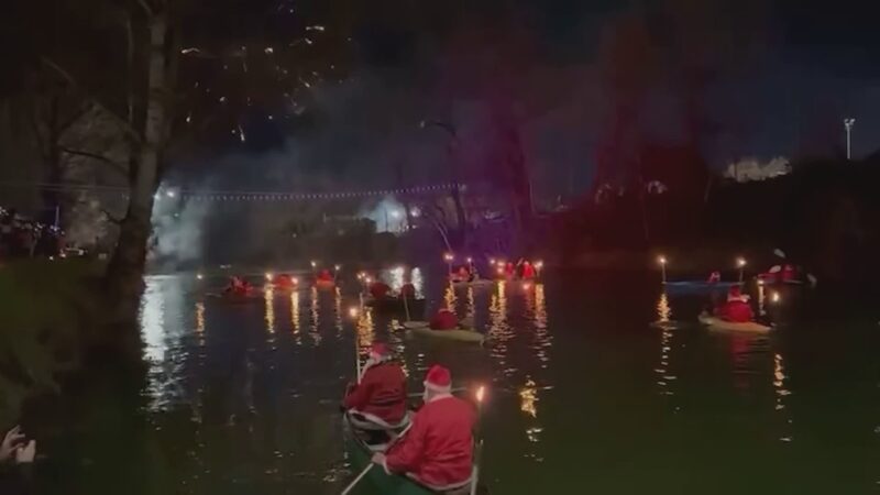 Babbo Natale in canoa, la tradizione si rinnova