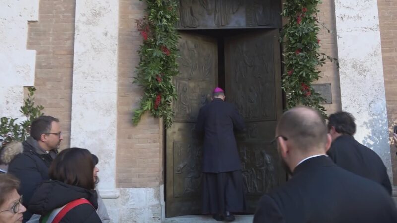 Giubileo, mons.Maffeis apre la porta santa in Cattedrale