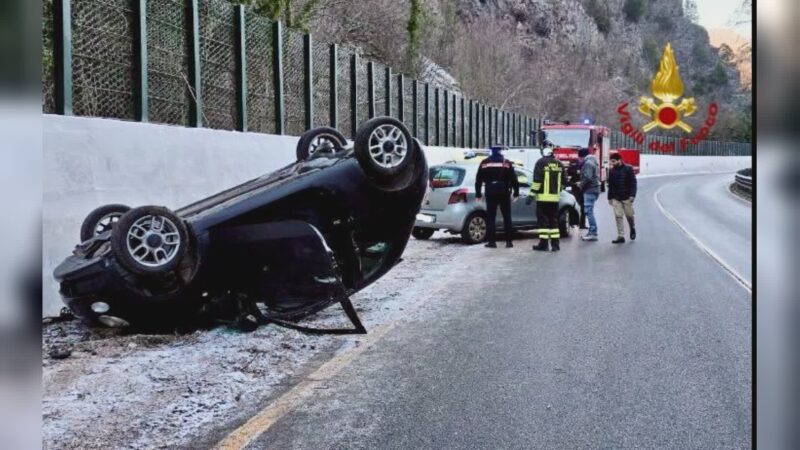 Due incidenti stradali a causa del ghiaccio. Feriti lievi