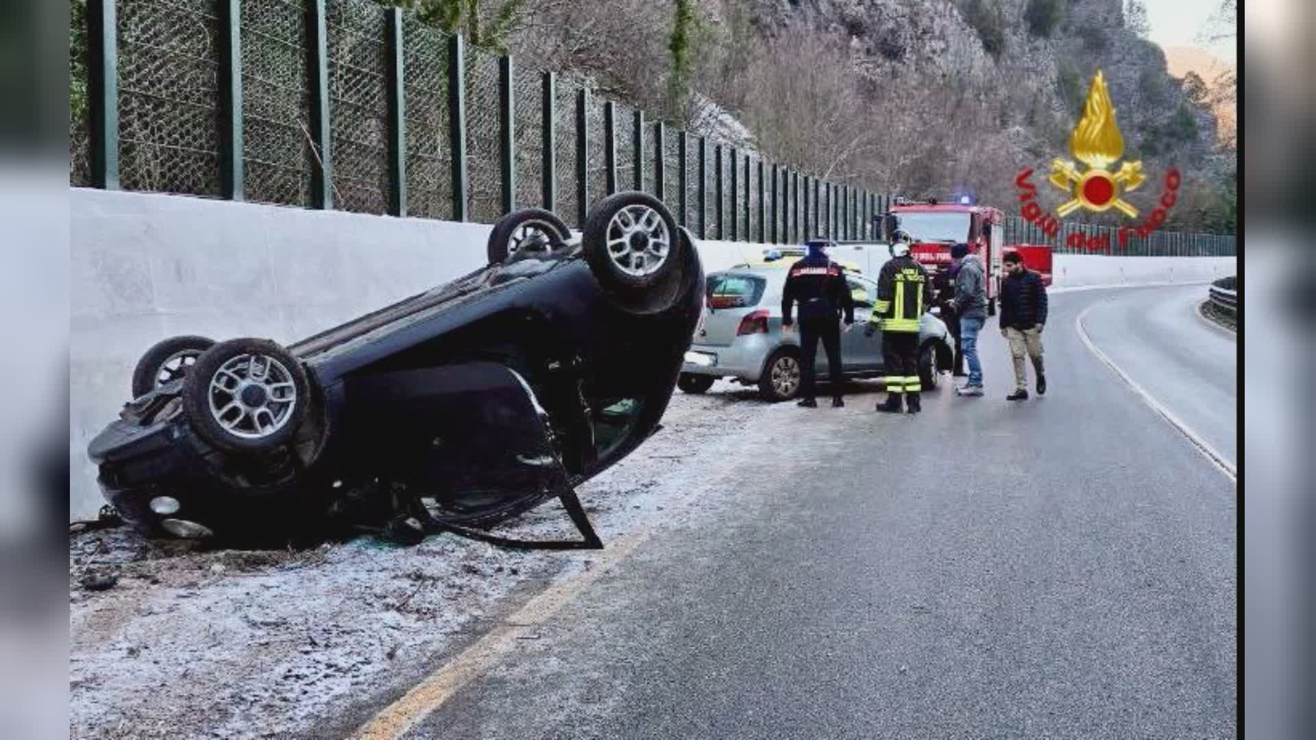 Due incidenti stradali a causa del ghiaccio. Feriti lievi