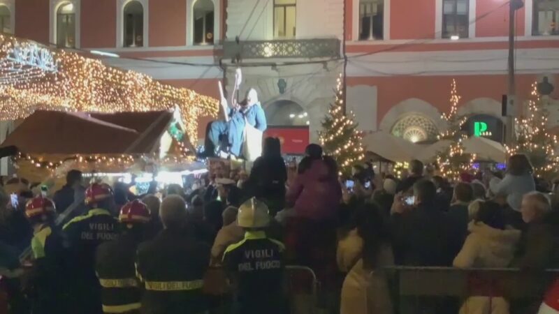 Tutti in piazza per la Befana scesa dalla torre