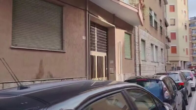 Anziana brutalmente aggredita a coltellate in casa sua