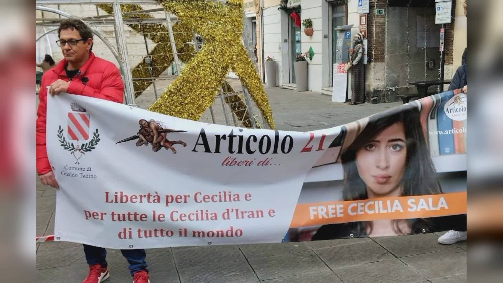 Articolo 21 e Comune, striscione ‘Libertà per Cecilia Sala’