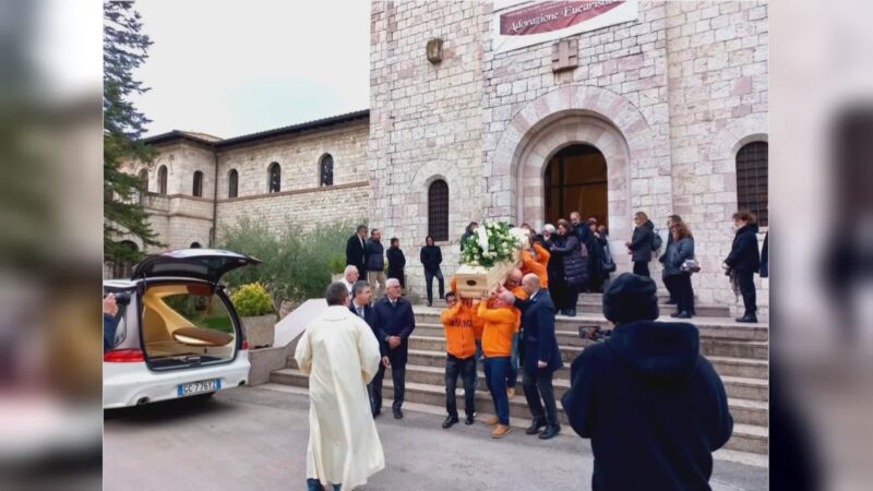 Dalla chiesa del Serafico, il saluto commosso ai funerali di Eliza