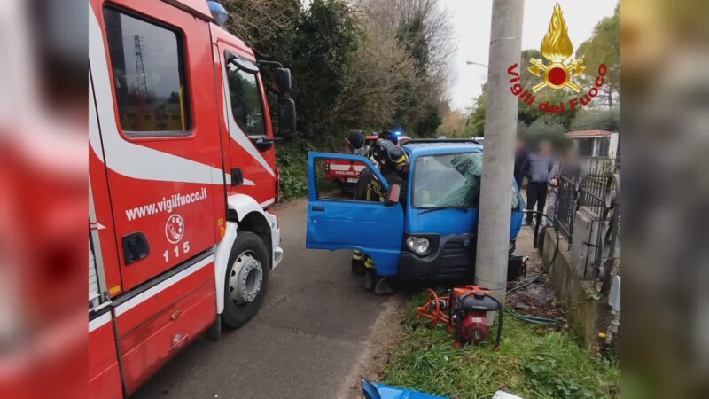 Si schianta con l’Ape contro un palo, ferito un 60enne