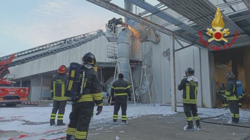 Incendio presso un’azienda di materiali plastici