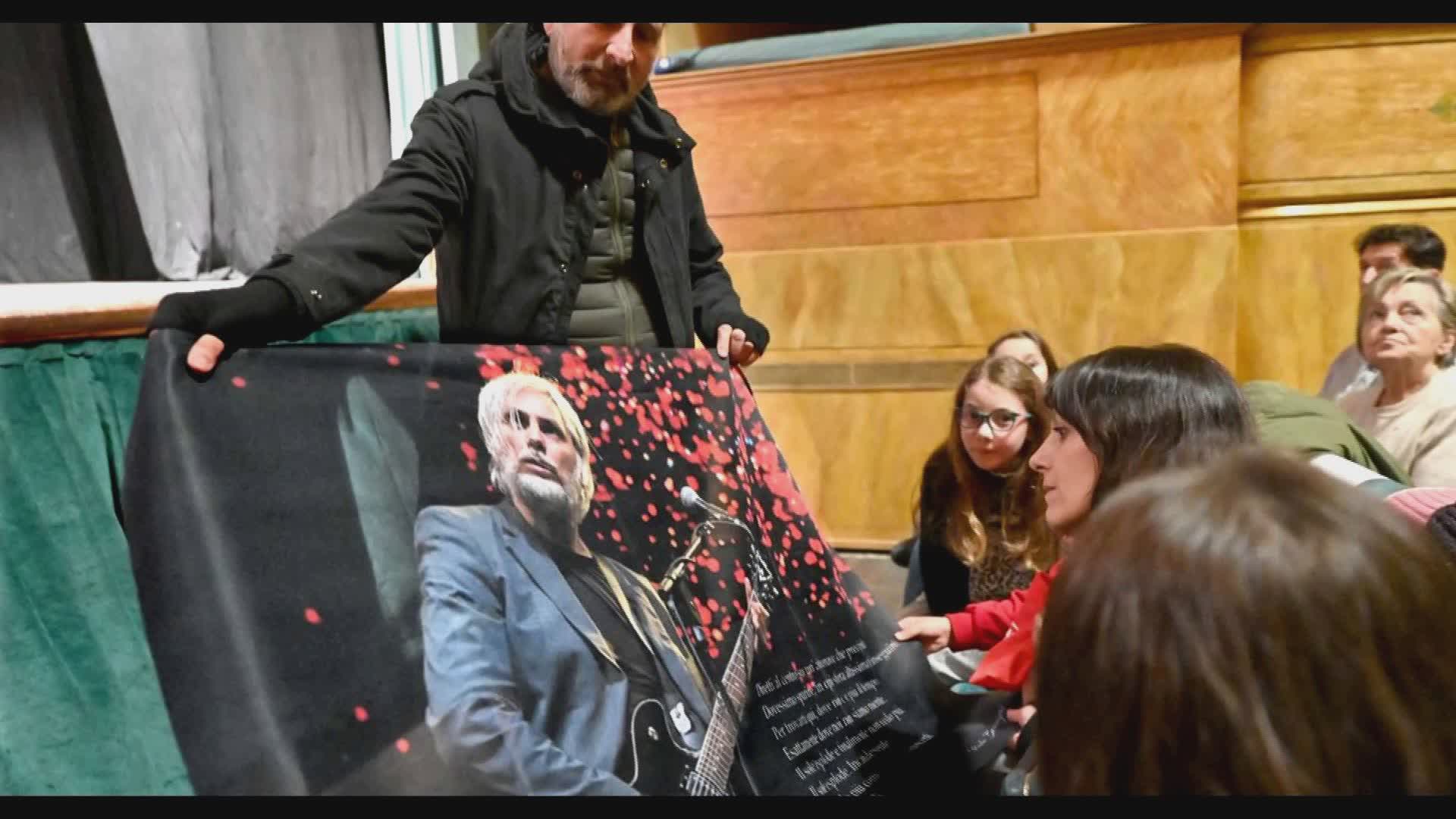 Teatro Pavone gremito per l’omaggio a Paolo Benvegnù