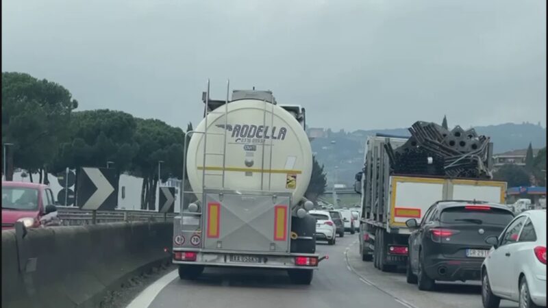 Camion trancia cavi in galleria e provoca incidente: traffico in tilt