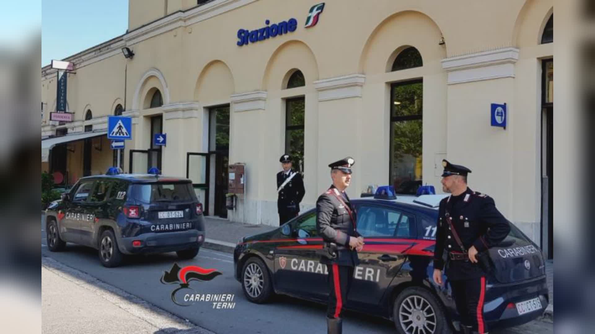 In auto alla stazione con 63 dosi di cocaina: arrestato 23enne