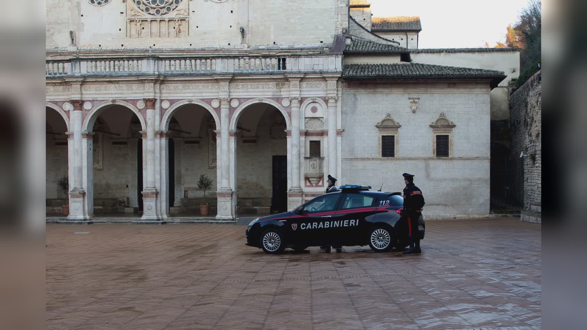 Studente derubato e picchiato fuori da scuola