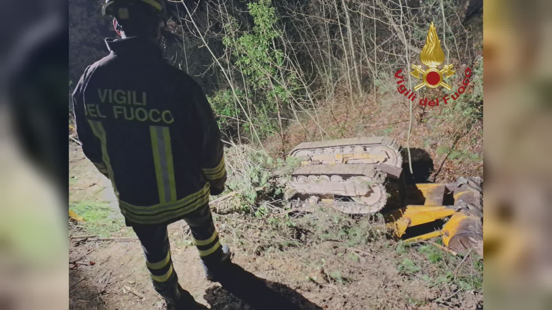 Si ribalta la motopala, 80enne schiacciato mortalmente