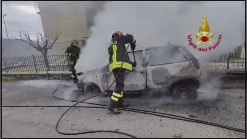 In fiamme un’auto in pieno centro: intervento Vvf