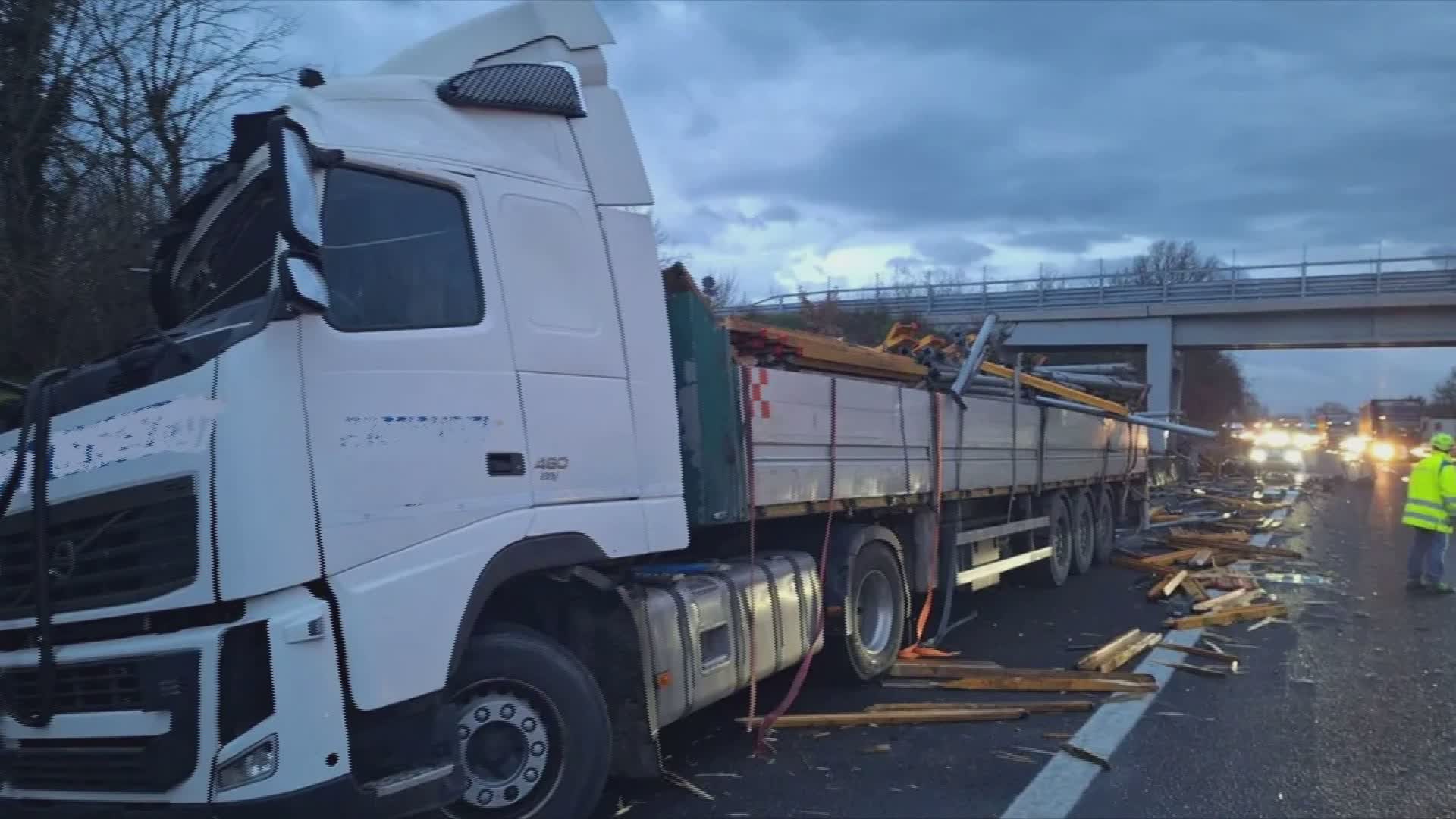 Due incidenti provocati dallo scoppio di una gomma: coinvolti 2 camion