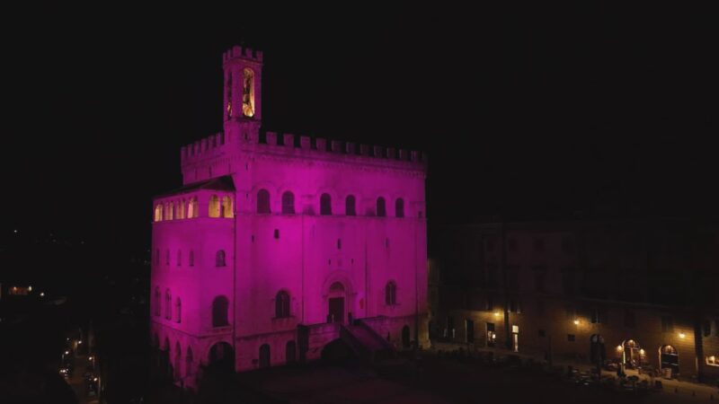 Palazzo dei Consoli si tinge di rosa a 100 giorni dal Giro d’Italia