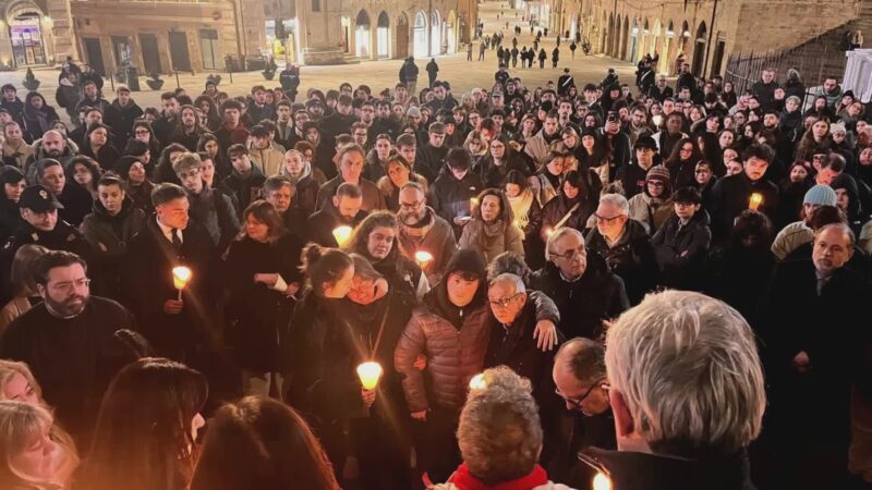 Fiaccolata silenziosa per Andrea. Intanto continuano le indagini