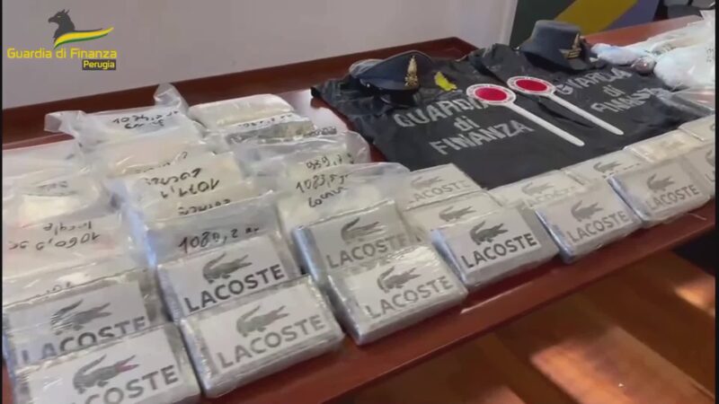 Gdf arresta corriere droga con 65 kg coca per valore 6 mln euro