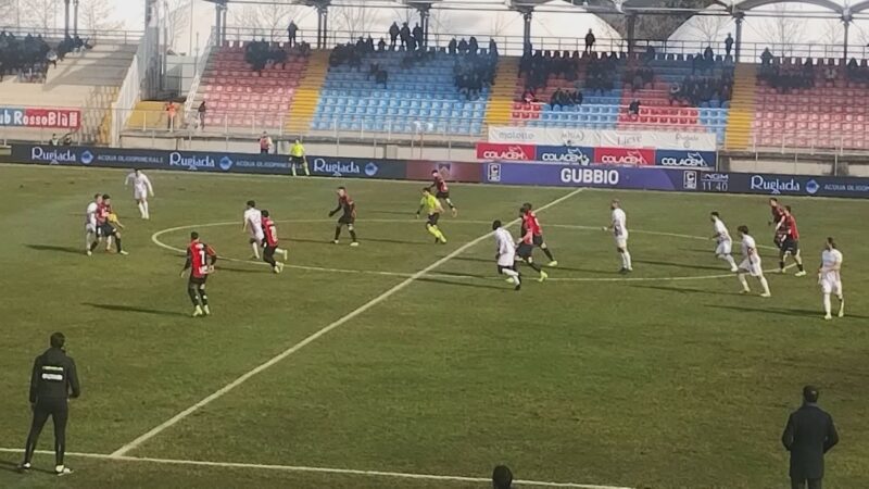 Gubbio-Arezzo 0-0: pari prezioso, rossoblù in 10 per un tempo