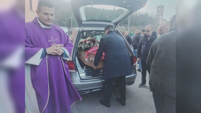 Folla ai funerali di Ercoli, presenti grifoni di ieri e di oggi