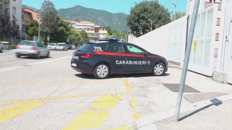 Rubano portafogli a un anziano, presi dopo inseguimento