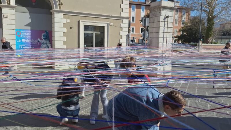 “Arte in città”. Studenti performer diventano opera d’arte