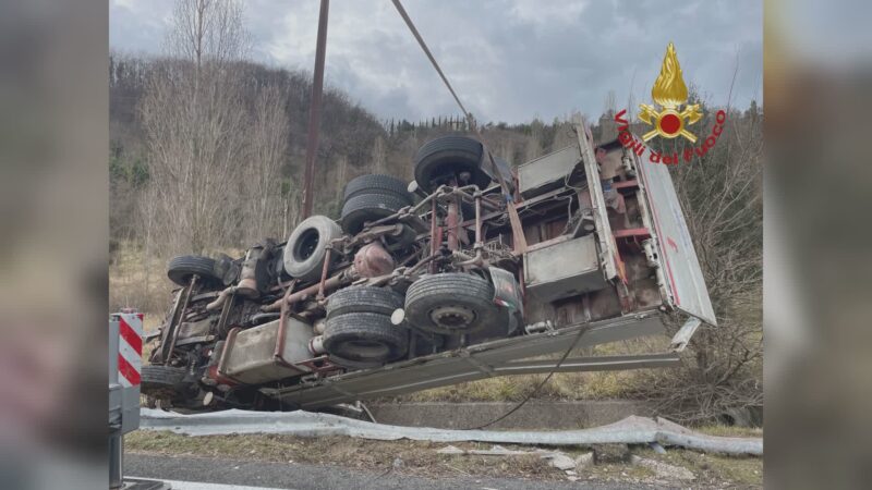 Container si ribalta sulla Flaminia, gasolio in strada: ferito autista