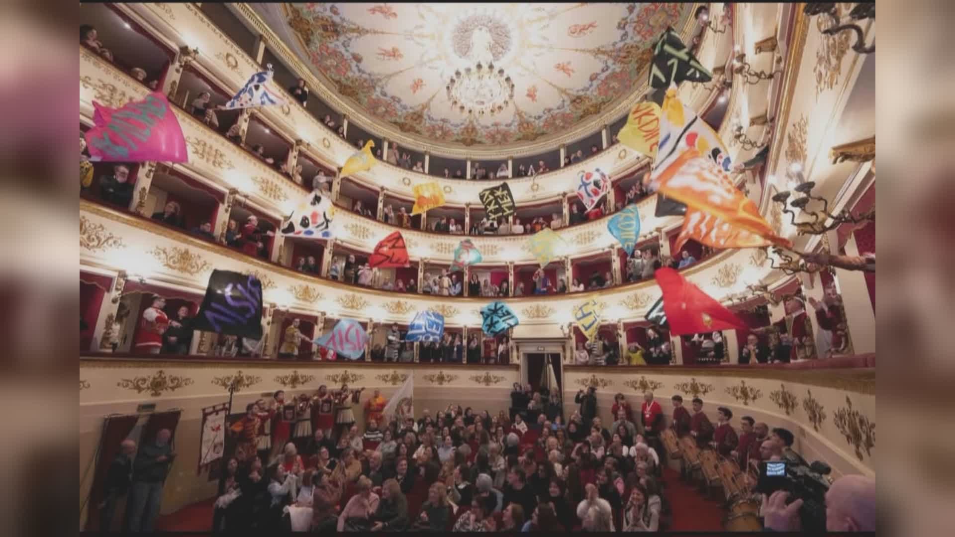 Gruppo Sbandieratori omaggia Insinna al teatro ‘Ronconi’