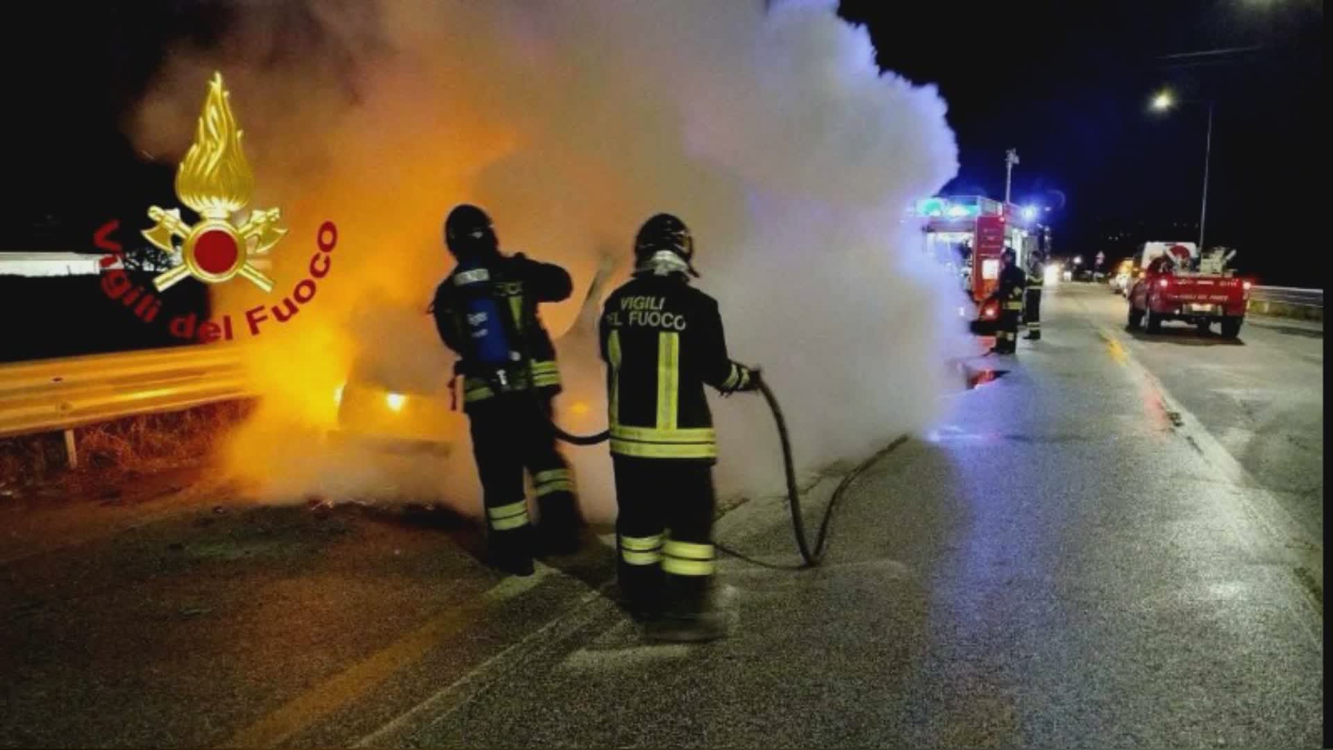 Furgone in fiamme sulla Perugia-Ancona: conducente illeso