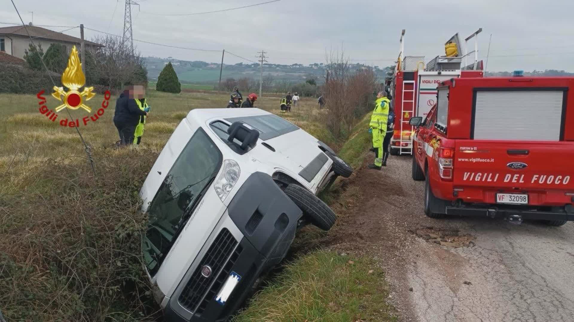 Fuori strada con pulmino disabili, tutti illesi