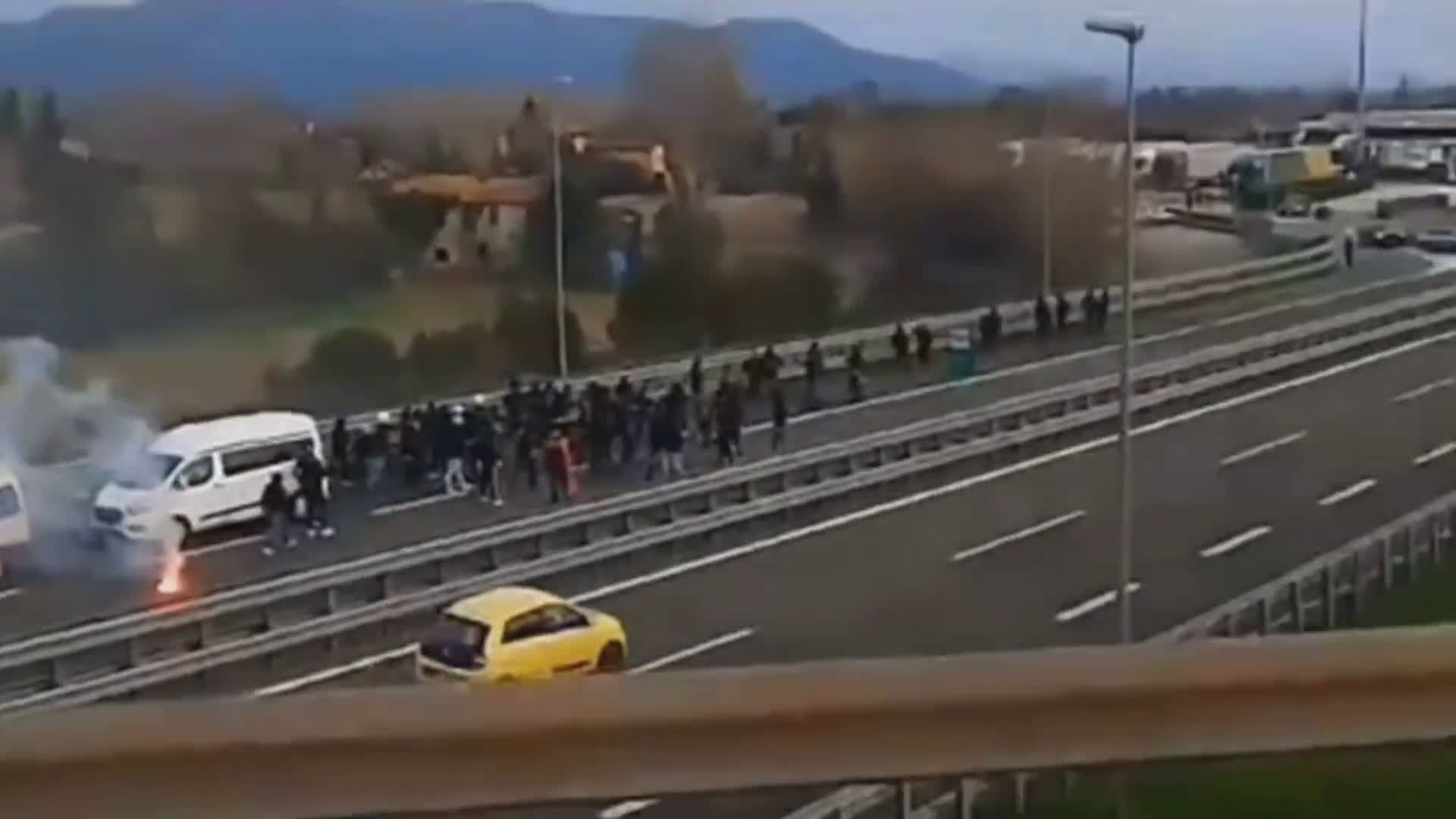 Scontro tra tifosi in autostrada, volano botte e fumogeni