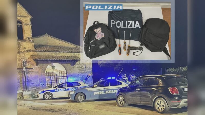 Borsa con attrezzi da scasso nascosta sotto una siepe