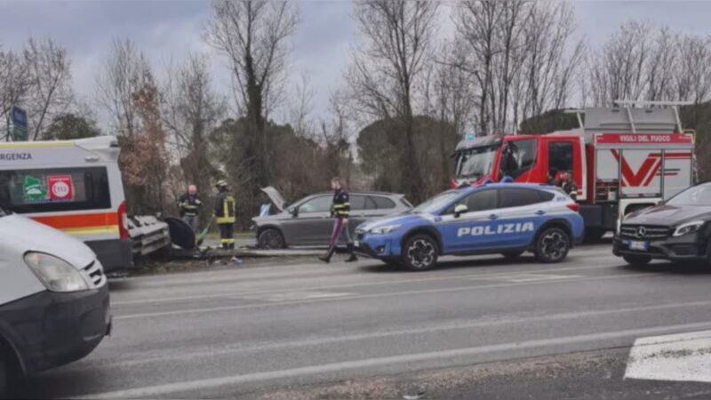 Con l’auto contro il guardrail, conducente estratto dall’abitacolo