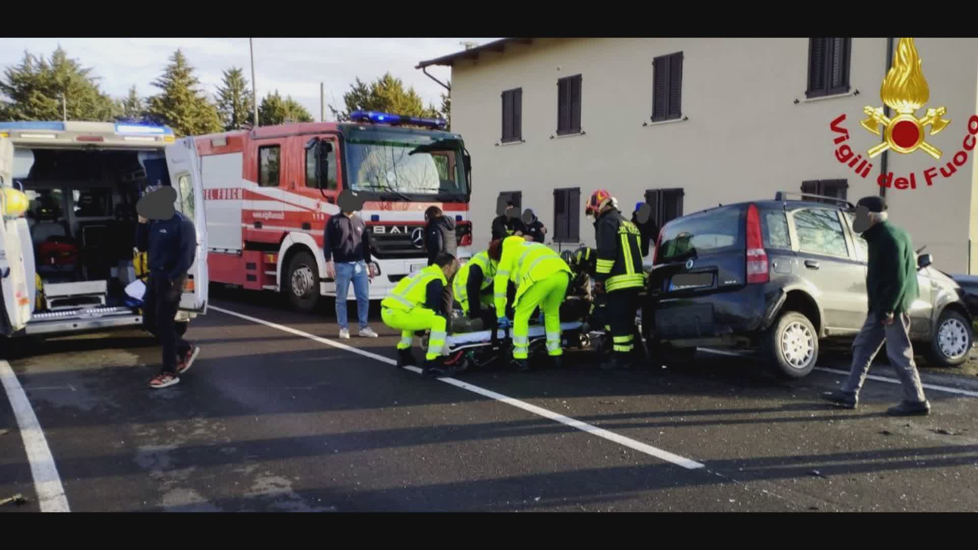 Scontro frontale tra due auto lungo la SS ‘Eugubina’, 2 feriti