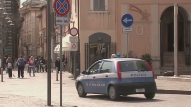 Un telecomando svela nascondiglio segreto in auto: 20 kg di cocaina