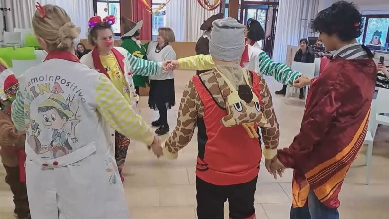 La maschere di Carnevale fanno sorridere i bimbi al Chianelli