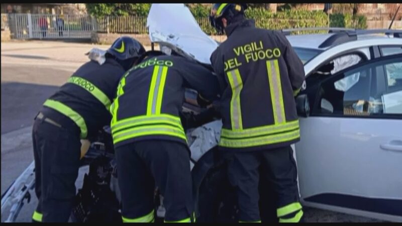 Scontro fra due auto, donna estratta dall’abitacolo