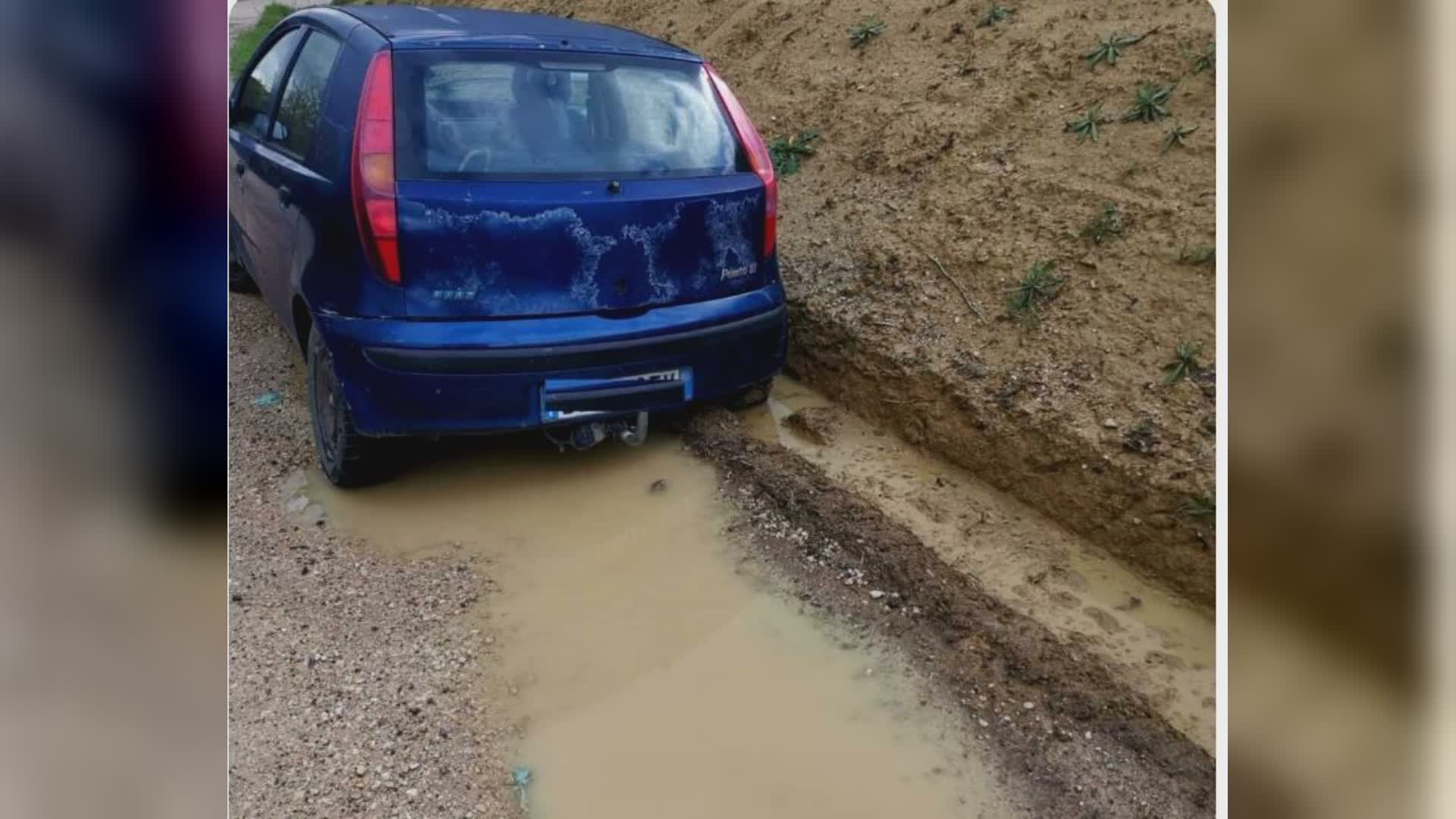 Strada Villanova: auto bloccate nel fango