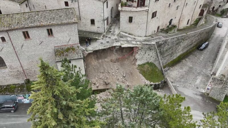 Maltempo, crolla tratto mura urbiche nessun ferito