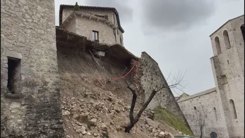 Crolla muro, due famiglie evacuate. Nessun ferito