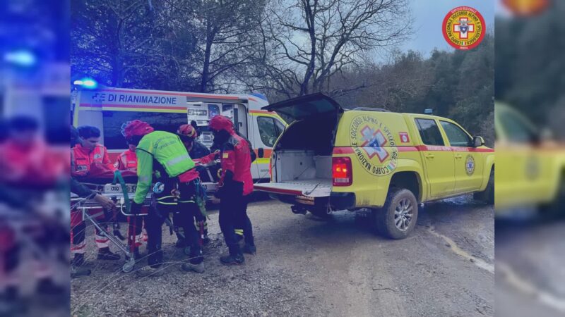 Raccoglitrice di asparagi inciampa e cade a Montali, soccorsa dal Sasu