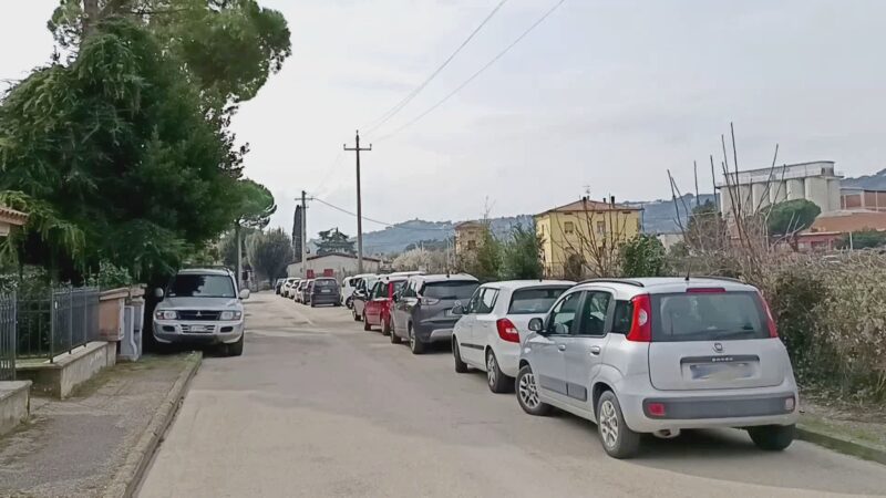 Le auto del centro anziani occupano la strada: protestano i residenti