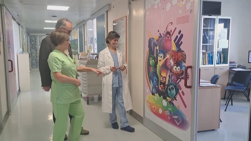 Chianelli decora le porte del reparto di oncoematologia pediatrica