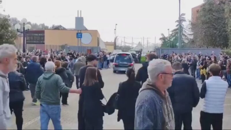 L’abbraccio della città e l’ultimo saluto a “Sandro”